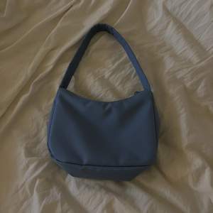 Blå väska från Gina Tricot