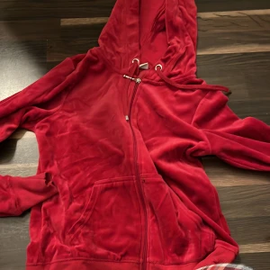 Röd hoodie - En röd fin hoodie me dragkedja.