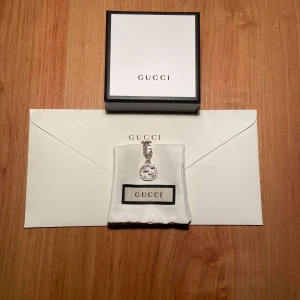 Gucci halsband - Tjenare, säljer mitt gucci Interlocking G pendant necklace då det inte längre kommer till användning. Bra skick och passar till de mesta, säljes för 1200 men bud från 1000 godtas!  Betalning sker helst via Swish!