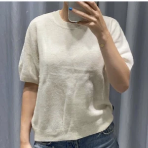 Stickad tshirt  - Säljer denna beiga stickade tshirt ifrån hm, storlek XS men passar både xs & s. 
