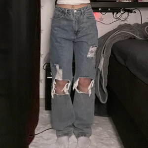 Jeans med hål - Säljer dessa då jag aldrig använder dom