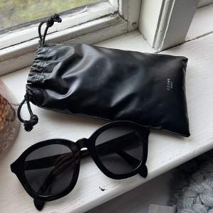 Ett par svarta céline solglasögon som nästan aldrig är använda. Köptes 2019 i NY men kan tyvärr inte hitta kvitto. Jättefina men kommer ej till användning❣️ 