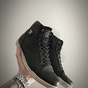 Tcx x-street wp mc skor - Använda 3-4 gånger   Vattentäta mc skor med inbyggda skydd,   Nypris 1899:-