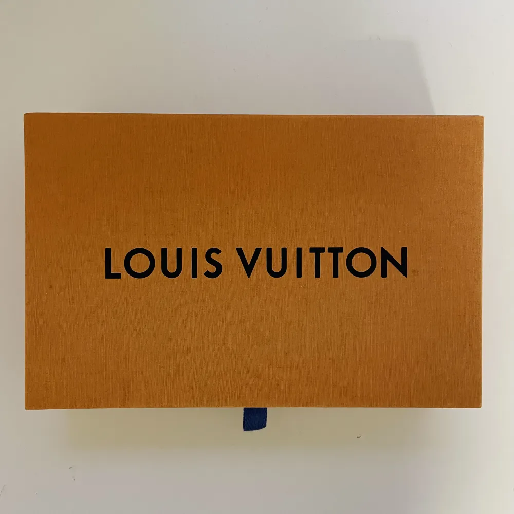 Äkta Louis Vuitton Box. Mått 22 cm X 14 cm. Köptes i samband med en väska i Paris.  Funkar fint som en inredning.  Frakt 29kr.. Väskor.