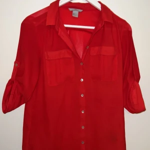 Röd blus - Jätte fin blus från H&M. Fint skick och aldrig använd i min ägo