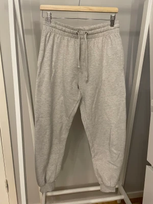 Mjukisbyxor från BikBok stl M - Ljusgråa mjukisbyxor från BikBok i storlek M. Använda enstaka gånger så fint skick!✨Köparen står för frakten, kan mötas upp i Kalmar