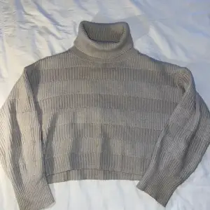 Croppad grå stickad tröja från Shein. Använd 2 gånger. Inköpt 2021. 