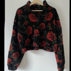 Urban Outfitters Fleece - Varm och mysig fleece från Urban Outfitters. Resår i midjan som man kan dra åt mer eller mindre om man vill. Använd fåtal gånger, så bra skick! 300kr eller högsta bud. 