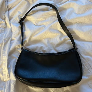 Svart väska  - Säljer en jättefin väska köpt från Gina tricot! Kommer tyvärr ej till användning nu längre, skicka för fler bilder:)