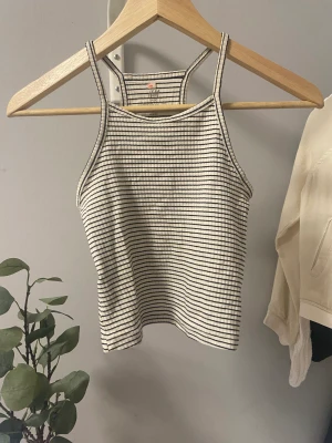 Randigt ribbat linne - Randigt ribbat linne! Superfint men tyvär för litet! Jätte skönt material o svalt till sommaren!💗 passar folk från       /134/140      142/146 och kanske 146/158  haha väldigt stretchigt