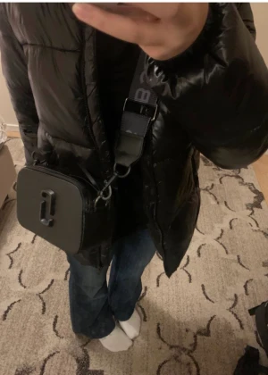 Marc Jacobs väska fake - En fake / liknande marc Jacobs väska! Ser precis ut som de riktiga och nackdelen med de är att dragkedjan är lite krånglig men annars funkar den! Nypris 600