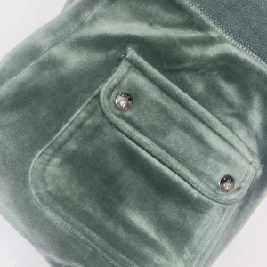 Mörk gröna juicy couture byxor - Säljer mina mörk gröna juicy få jag tröttnat på den här färgen, inga fläkar eller skador på byxorna. Skulle också kunna byta om du bor nära Norrköping eller Finspång❤️