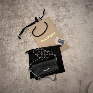 zadig väska - säljer nu min lilla zadig väska, använd men fortfarande i mycket bra skick, köpt i marbella 2020