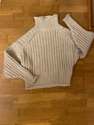 Stickad tröja  - Jag säljer min stickade tröja från HM eftersom att den är aningen stor för mig. Den är i nyskick och sparsamt använd!❤️