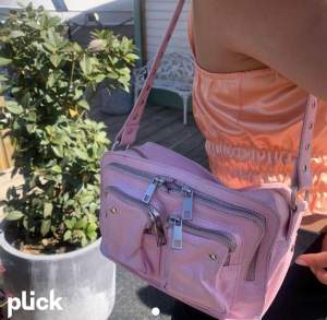 Funderar på att sälja min rosa nunoo väska då den inte kommer till så mycket användning längre💓 nypris är 1599💌 lånade bilder! 