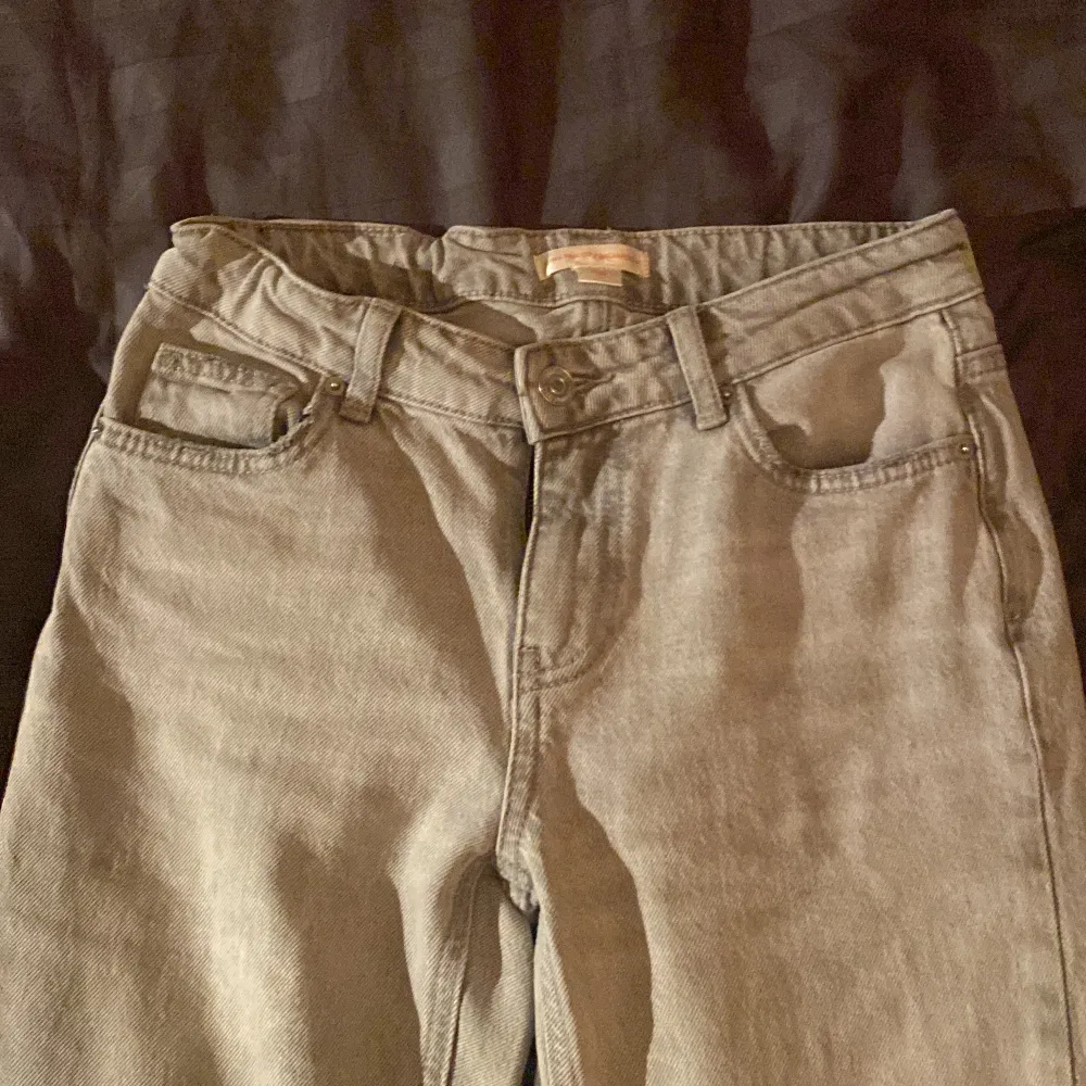 Säljer super fina jeans!😻 de är från Gina tricot. De är lite små på mig så säljer de💗 änvända ungefär 5 gånger😊 storlek: 158🤩. Jeans & Byxor.