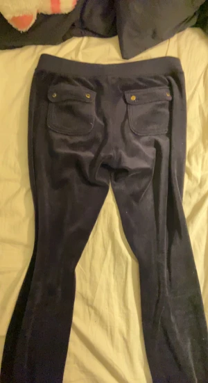 Byter juicy!! - Hej jag vill byta mina midnattsblåa juicy byxor som jag köpte från nelly i storlek XS till ett par röda juicy helst storlek XS-XXS. eller så kan man köpa dem för priset som står❤️