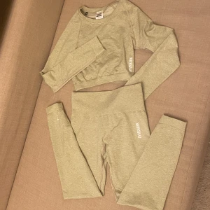 Gymshark  - Gymshark set i grön/oliv. Stretch material. 