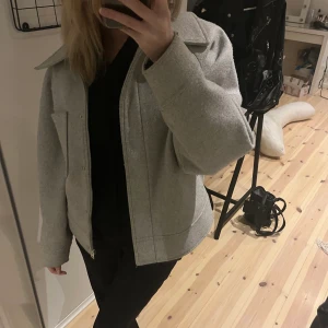 Kappa - Hejj! Säljer min jätte snygga slutsålda gråa kappa ifrån NA-KD💗 Jätte snygg nu till våren. Säljer då jag köpt en ny kappa💗 Bara att höra av sig vid frågor! Köparen står för frakt! 