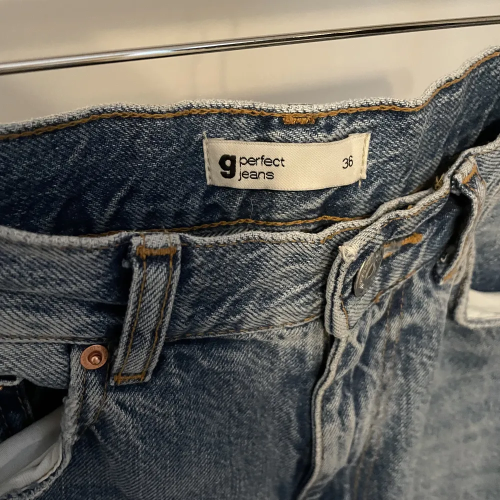 Full length jeans i färgen mid blue från Gina. Storlek 36, använda fåtal gånger så mycket bra skick!✨Köparen står för frakten, kan mötas upp i Kalmar. Jeans & Byxor.