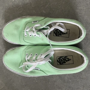 Limegröna VANS - Använda några gånger men i väldigt bra skick strl 39 och som ger din outfit mera liv Nypris 699kr