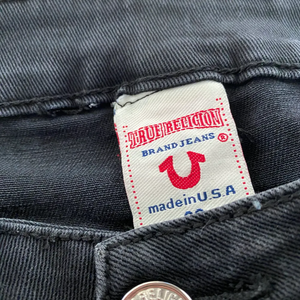 Säljer dessa lågmidjade true religion jeans hittade på sekendhand💗strl s/34💗 köpare står för frakt! Skriv privat för fler bilder!💗. Jeans & Byxor.