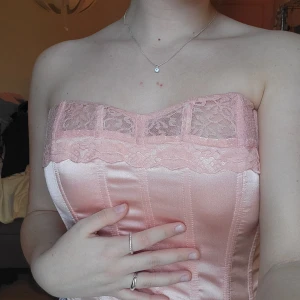 Korsett-topp - Säljer denna fina Korsett-topp från Reclaimed Vintage. Använd ett fåtal gånger. Fint skick, däremot har haken på spännet högst upp börjat lossna. Inköpt för 549 kr!✨