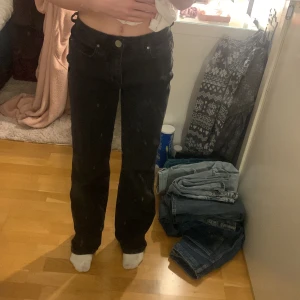 Mid tise jeans - Fina jeans från madlady, bra skick. Passar mig dom är ca 160