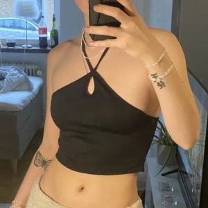 Svart topp från zara - Säljer denna snygga toppen med snörning från Zara, i storlek M. Den är knappt använd! Den är rätt liten i storlek, brukar ha XS/S i alla mina toppar🫶🏼