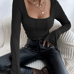 Svart topp - Jättefin jag älskar den verkligen men den börjar bli för liten