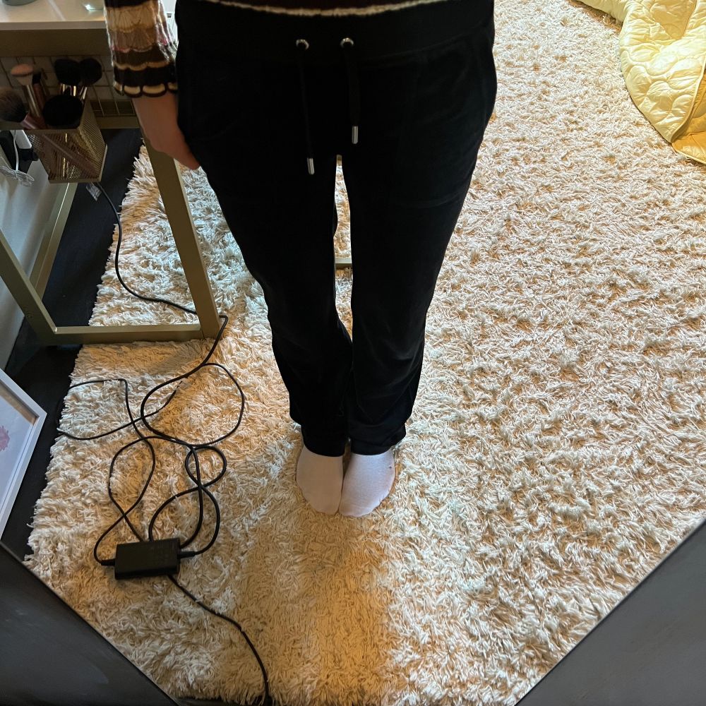 Säljer mina svarta juicy byxor som är använda 2-4 gånger. Dem är i jätte fina skick och inga skador eller fläckar⭐️. Jeans & Byxor.