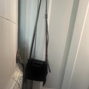 Maje väska  - Säljer min äkta maje väska köpt i butik den har lite skrapningar som man kan se på bild 2 men annars jätte fin 