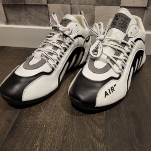 BKLYN AIR   HELT NYA - BKLYN AIR / 1981 skor säljes då de var för små för mig.  Helt nya aldrig använda.  Storlek 42.5  26.5 cm är inne sulan.  Jag betalade 1 399kr Säljes nu för under halva priset.  Pris: 599kr