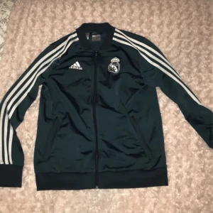 Real Madrid tröja - Real Madrid tröja i mörkgrön/blå färg. Storlek 164. Inga fel. Adidas.