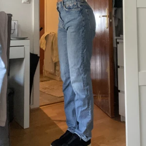 Blåa jeans - Använt ca 5 ggr, säljs för kommer ej till användning. Strl 36. 90kr + frakt