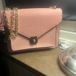 En jätte söt rosa väska  Som inte kommer till användning 