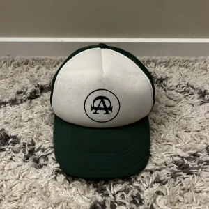 Allcap1 keps  - Säljer denna Allcap1 keps i färgen💚 Den är som ny, inga skador eller nåt sånt✅ är slutsåld så går inte att få tag på den nu mera🔥 skriv för intresse😃