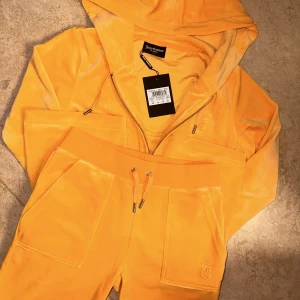 Juicy set - Helt nytt juicy set i strlk xs, köpt på juicy coutures hemsida, med alla lappar kvar. Säljer då det blev fel storlek och kan tyvärr inte lämna tillbaka. Köpt för 2300 säljer för 1800.