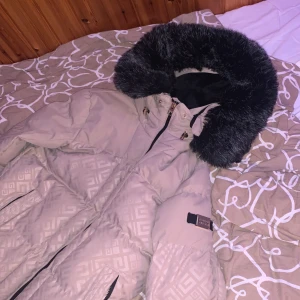 Gloriors gangsta puffer jacket - Har endast använt jackan 1 - 2 månader, den är köpt från zalando, håller värme riktig bra inget som är trasigt, bor i Västerås/Stockholm 