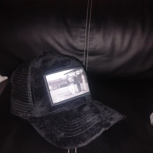 Keps - Aldrig använd bara provad. Kände att den inte passa mig bra så därför säljer jag den. Köpt för 500 men säljer den för 450. Möts upp i Örebro kan även tänka mig att gå ner i pris 