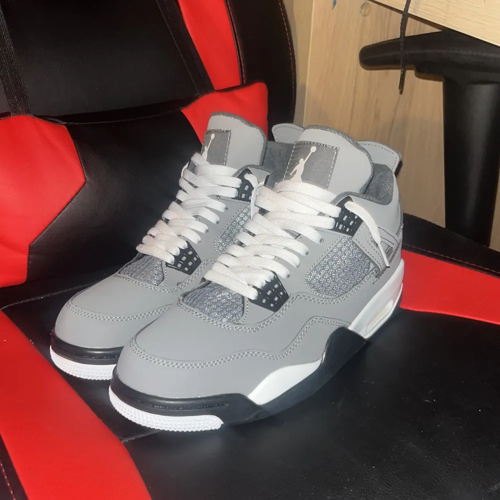 Tja tänkte sälja dessa Jordan 4 cool greys (reps är ja rätt säker på) köpte dom av en på facebook marketplace som sa att dom va äkta. Tyvärr ingen box men extra snören finns. Backtab åker upp direkt och klarar andra ”tiktok legitchecks”. Mörkare färg irl.. Skor.