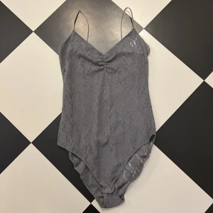 Spetsbody - Grå spetsbody från hm. Passar small eller medium.