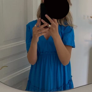 Zara blå klänning - En blå klänning från zara som enbart är använd en gång❤️