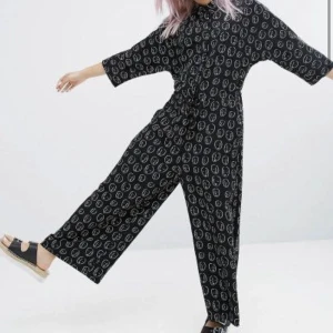 Monki jumpsuit med ansikten - Klassisk monkimodell. Passar både XS/S och otroligt skön. Finns ej i butik längre. Passar snyggt med Dr Martens eller Birkin. Orginalpris 600 kr. Skickar fler bilder vid intresse. Kan frakta och mötas.