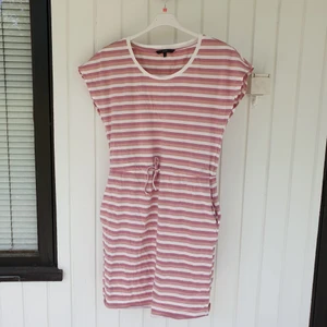 Vero moda klänning  - Knytband i midjan, fickor finns