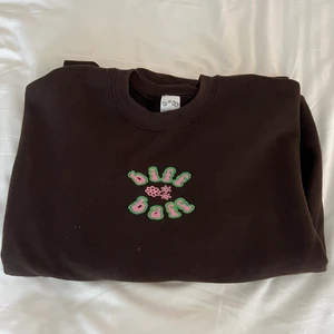Brun sweatshirt - Säljer denna fina collegetröja köpt av en tjej som gör dom själv i England på Depop. Köpte för 500kr. Jättefina färger! 