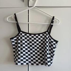 Rutig topp - Köpt på h&m. Skriv för bilder/ frågor🥰 köpare står för frakt.