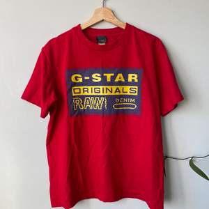 💥💥💥 Boxy G-star tee med tryck. Tröjan är knappt använd och i riltigt bra skick! Passformen är boxy och snygg, sitter bra som en L eller en oversized M. 💥💥💥