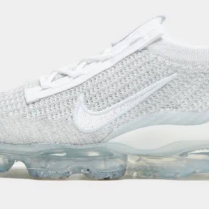 Nike vapormax - Aldrig använda finns kvitto och allt köpta för 2400kr kan gå ner i pris vid snabb affär dem är köpta i maj och är som sagt aldrig använda. STORLEK 36,5
