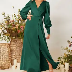 Oanvänd klänning storlek M grön